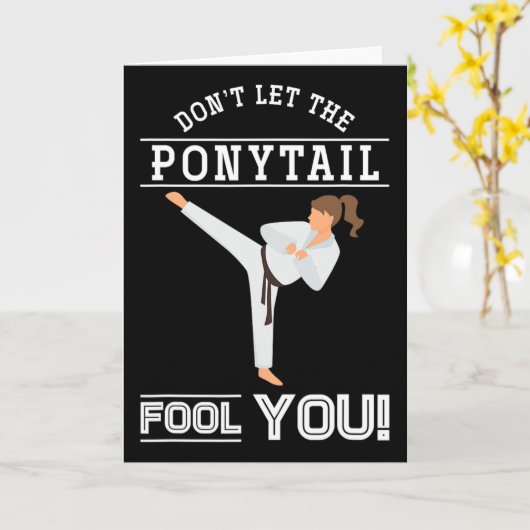 Dont Let The Ponytail Fool You Funny Karateist Gir カード (黄色い花)