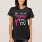 Don't Let The Ponytail Fool You Funny Women And Gi Tシャツ (正面)