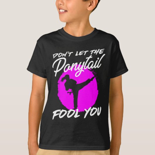 Dont Let The Ponytail Fool You I Funny Karate Tシャツ (正面)