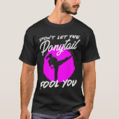 Dont Let The Ponytail Fool You I Funny Karate Tシャツ (正面)