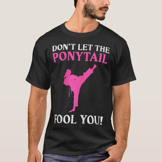 Don't Let The Ponytail Fool You Karate Fighter Mar Tシャツ (正面)