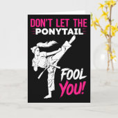 Don't Let The Ponytail Fool You Karate Funny Karat カード (黄色い花)