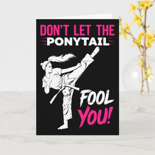 Don't Let The Ponytail Fool You Karate Funny Karat カード (黄色い花)