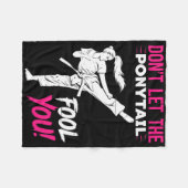 Don't Let The Ponytail Fool You Karate Funny Karat フリースブランケット (正面(横))