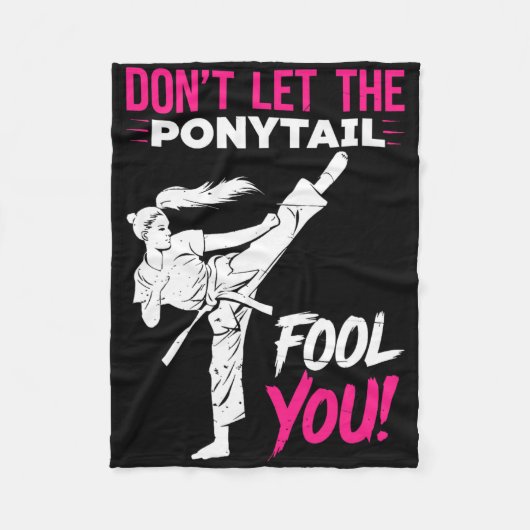 Don't Let The Ponytail Fool You Karate Funny Karat フリースブランケット (正面)