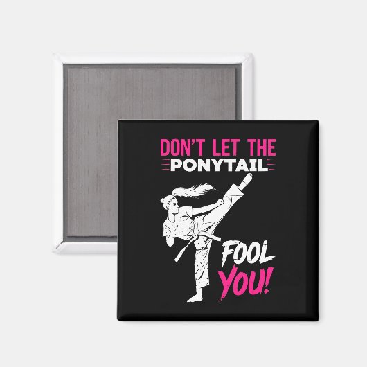Don't Let The Ponytail Fool You Karate Funny Karat マグネット (正面/裏面)