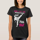 Don't Let The Ponytail Fool You Karate Funny Karat Tシャツ (正面)