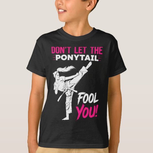 Don't Let The Ponytail Fool You Karate Funny Karat Tシャツ (正面)