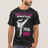 Don't Let The Ponytail Fool You Karate Funny Karat Tシャツ (正面)