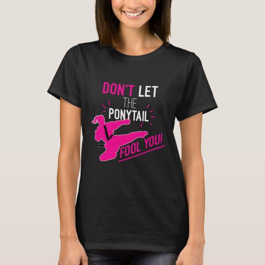 Don't Let The Ponytail Fool You Karate Girl Funny Tシャツ (正面)
