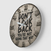 Don't Look Back Inspirational Motivational Succes ラージ壁時計 (傾斜)