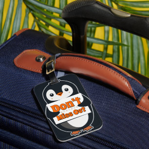 「Don't Miss Out」サインを持つペンギン ラゲッジタグ