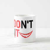 DON'T QUIT – Bold Red Motivation Design コーヒーマグカップ (中央)