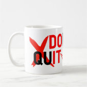 DON'T QUIT – Bold Red Motivation Design コーヒーマグカップ (左)