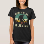 Don't Stop Believing Funny BigFoot Men Women Retro Tシャツ (正面)