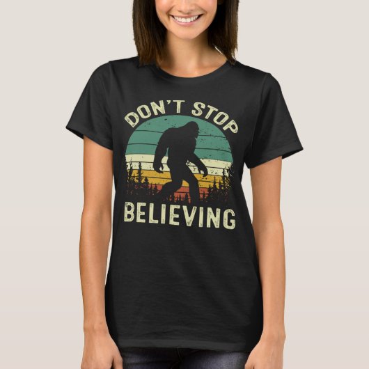 Don't Stop Believing Funny BigFoot Men Women Retro Tシャツ (正面)