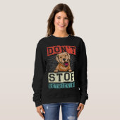 Don't Stop Retrieving Dog Retro Golden Retriever スウェットシャツ (正面フル)