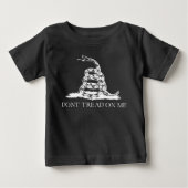 Don't tread on me ガズデン フラッグ 黒 黄色 ベビーTシャツ (正面)