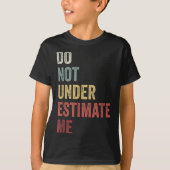 Don't Underestimate Me Funny Quote Gift  Tシャツ (正面)