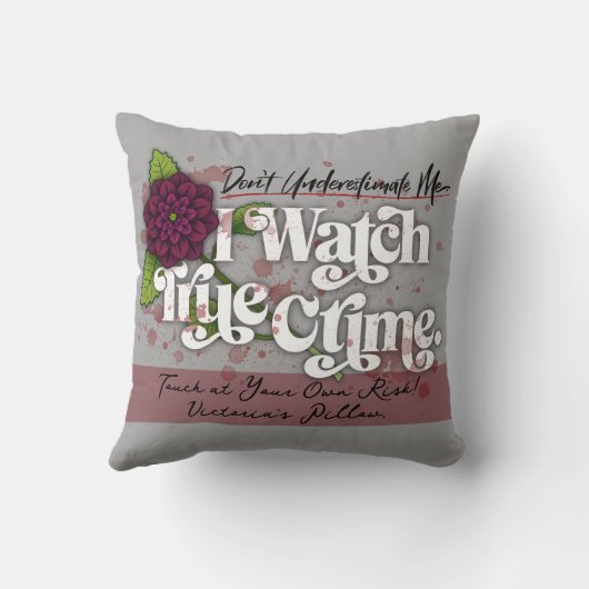 Don't Underestimate Me. I Watch True Crime.–Name クッション (裏面)