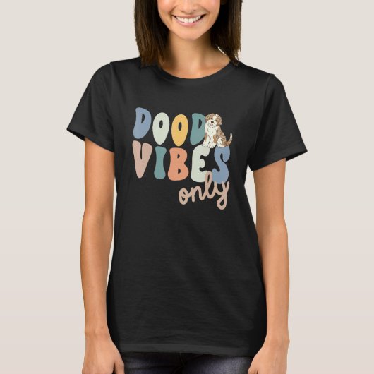 Dood Vibes Only Red Merle Aussiedoodle Doodle Mama Tシャツ (正面)