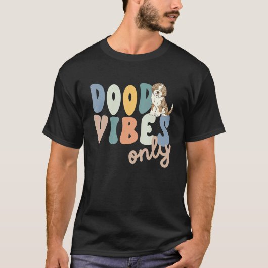 Dood Vibes Only Red Merle Aussiedoodle Doodle Mama Tシャツ (正面)