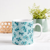 Doodle Bugs蝶 – ターコイズ – パターン。 コーヒーマグカップ