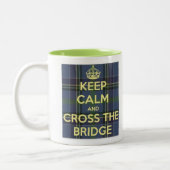 Doon: 平静を保ち、橋を交差させて下さい ツートーンマグカップ (左)