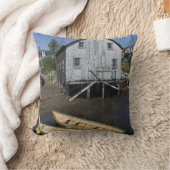 Dory builder, Lunenburg, Nova Scotia，カナダ クッション (ブランケット)