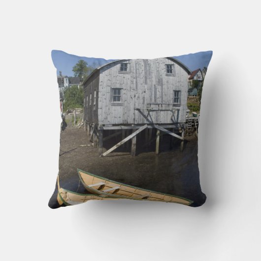 Dory builder, Lunenburg, Nova Scotia，カナダ クッション (裏面)