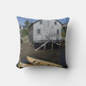 Dory builder, Lunenburg, Nova Scotia，カナダ クッション (正面)