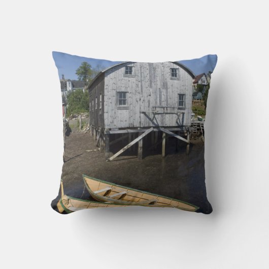 Dory builder, Lunenburg, Nova Scotia，カナダ クッション (正面)