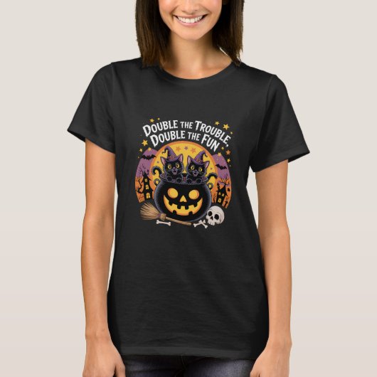 Double Trouble Cute Black Cats Halloween Cauldron Tシャツ (正面)