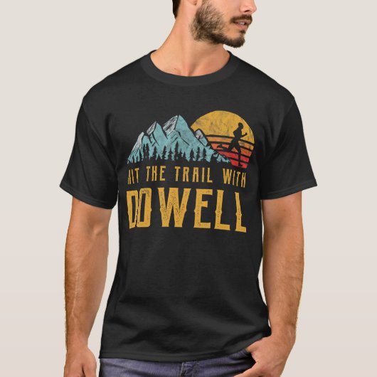 DOWELLファミリーランニングズ – DOWELLでトレイルをヒット Tシャツ (正面)
