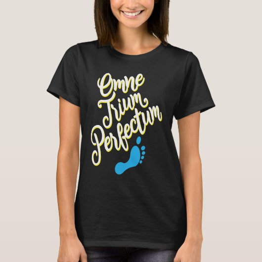 Down Syndrome Awareness Month Omne Trium Perfectum Tシャツ (正面)