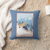 Downhhillの雪のスキーヤー-白いパス、ワシントン州 クッション (ブランケット)