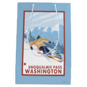 Downhhillの雪のスキーヤー- Snoqualmieのパス、WA ミディアムペーパーバッグ (裏面)