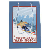 Downhhillの雪のスキーヤー- Snoqualmieのパス、WA ミディアムペーパーバッグ (正面)