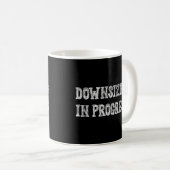 Downsizing In Progress Gymトレーニングユーモアのグラフィック コーヒーマグカップ (正面右)