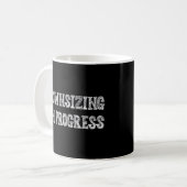 Downsizing In Progress Gymトレーニングユーモアのグラフィック コーヒーマグカップ (正面左)