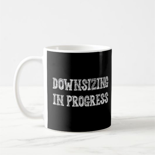 Downsizing In Progress Gymトレーニングユーモアのグラフィック コーヒーマグカップ (左)