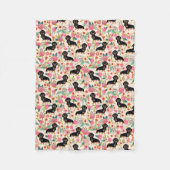 Doxieは-黒および黄褐色のダックスフント-クリームの一面をおおいます フリースブランケット (正面)