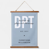 DPTパーソナライズされたフィジカルセラピー 吊り下げ型タペストリー (正面)