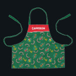 Dr. Seuss | The Grinch | Merry Grinchmas Pattern エプロン<br><div class="desc">The Grinch is back to steal away Christmas and generally make a nuisance of himself in this amazing design! The classic Dr. Seuss character is brought to life with a colorful graphic. This is a funny pattern featuring the green scoundrel, intending to ruin the good festive cheer in Who-ville. This...</div>