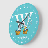 Dr. Seuss's ABC:手紙W – 白 |名前の追加 ラージ壁時計 (傾斜)