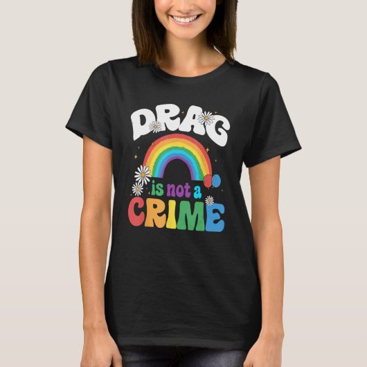 Drag Is Not A Crime Support Drag Queens LGBTQ Righ Tシャツ (正面)