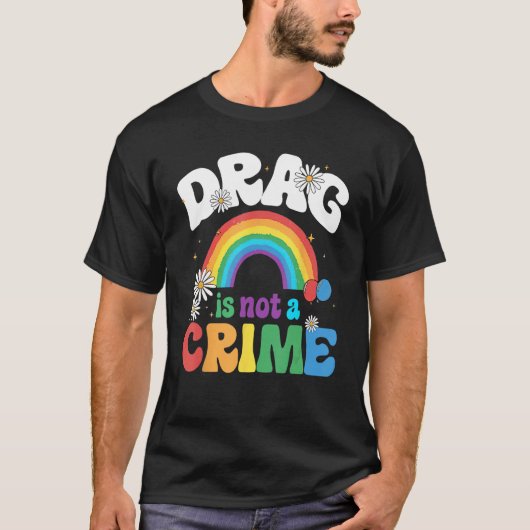 Drag Is Not A Crime Support Drag Queens LGBTQ Righ Tシャツ (正面)