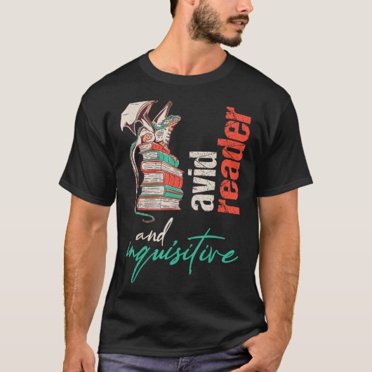Dragon on books熱心な読者と探求心のために tシャツ (正面)