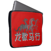Dragon Rests, Horse Rises | Lunar New Year | Light ラップトップスリーブ (正面右)