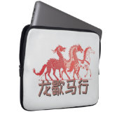 Dragon Rests, Horse Rises | Lunar New Year | White ラップトップスリーブ (正面右)